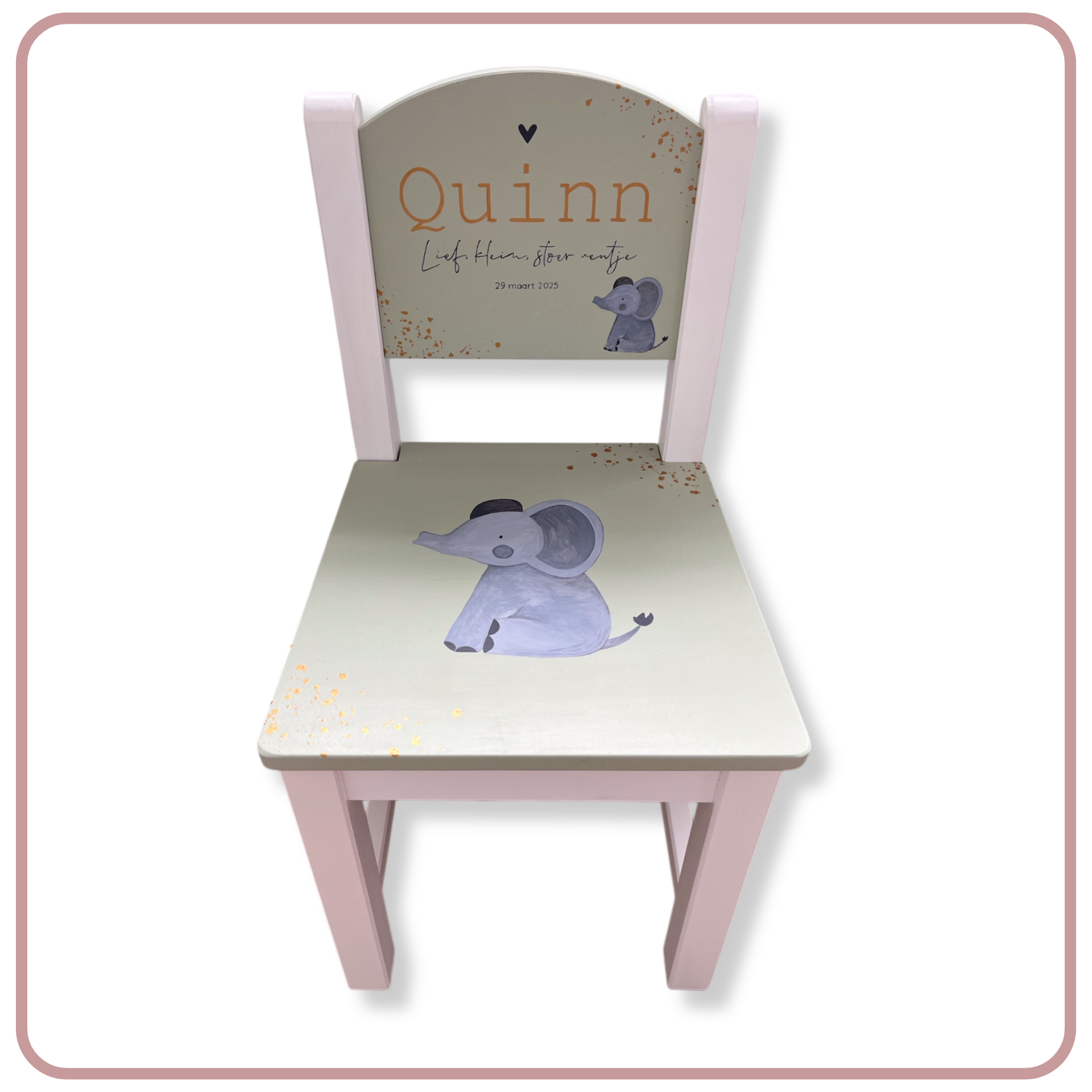 Handbeschilderd stoeltje met naam Quinn, weergegeven met een lovende review