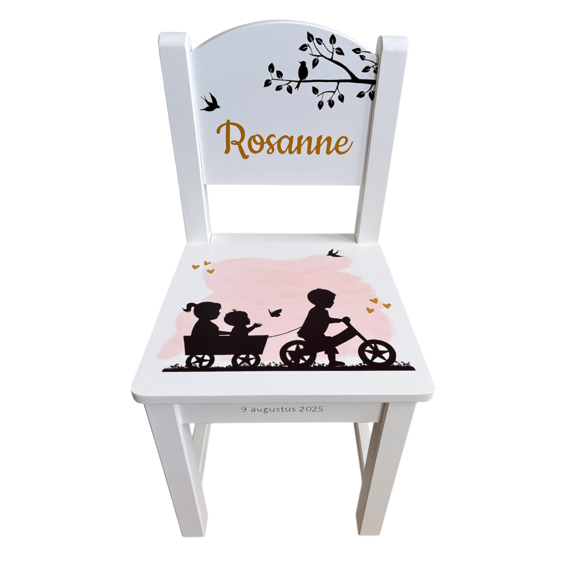 Wit stoeltje met lichtroze vlek, met kind op fiets en twee kinderen in kar achter de fiets, naam Rachel en datum 31‑01‑2025.