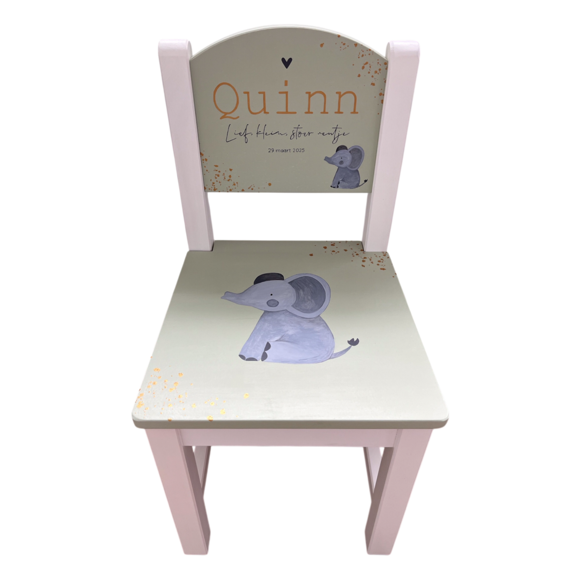 Beige stoeltje met grijze olifant illustratie eb naam Quinn in oranje.