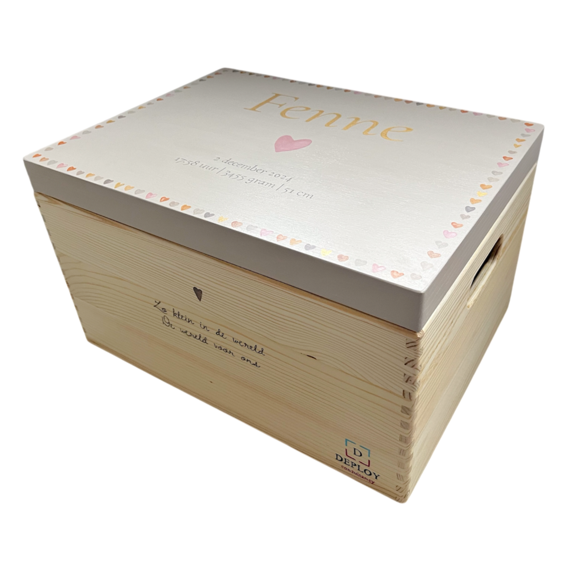 Licht houten mijlpaalbox met beige deksel, naam Fenne en klein roze hartjes.