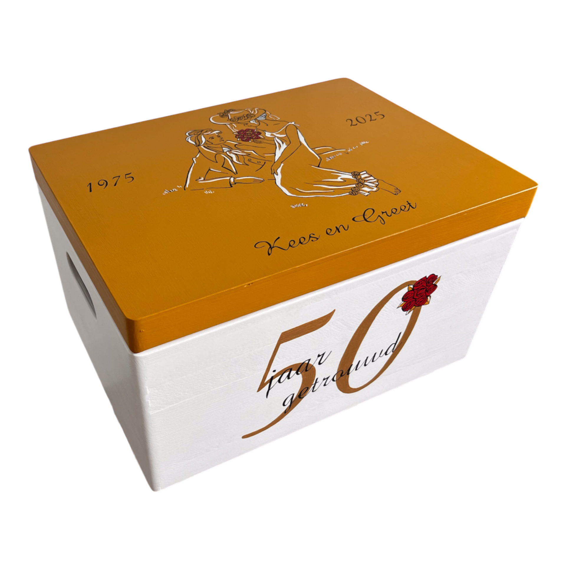 Witte box met oranje deksel, illustratie van twee figuren, 50 jaar getrouwd en namen Kees en Greet