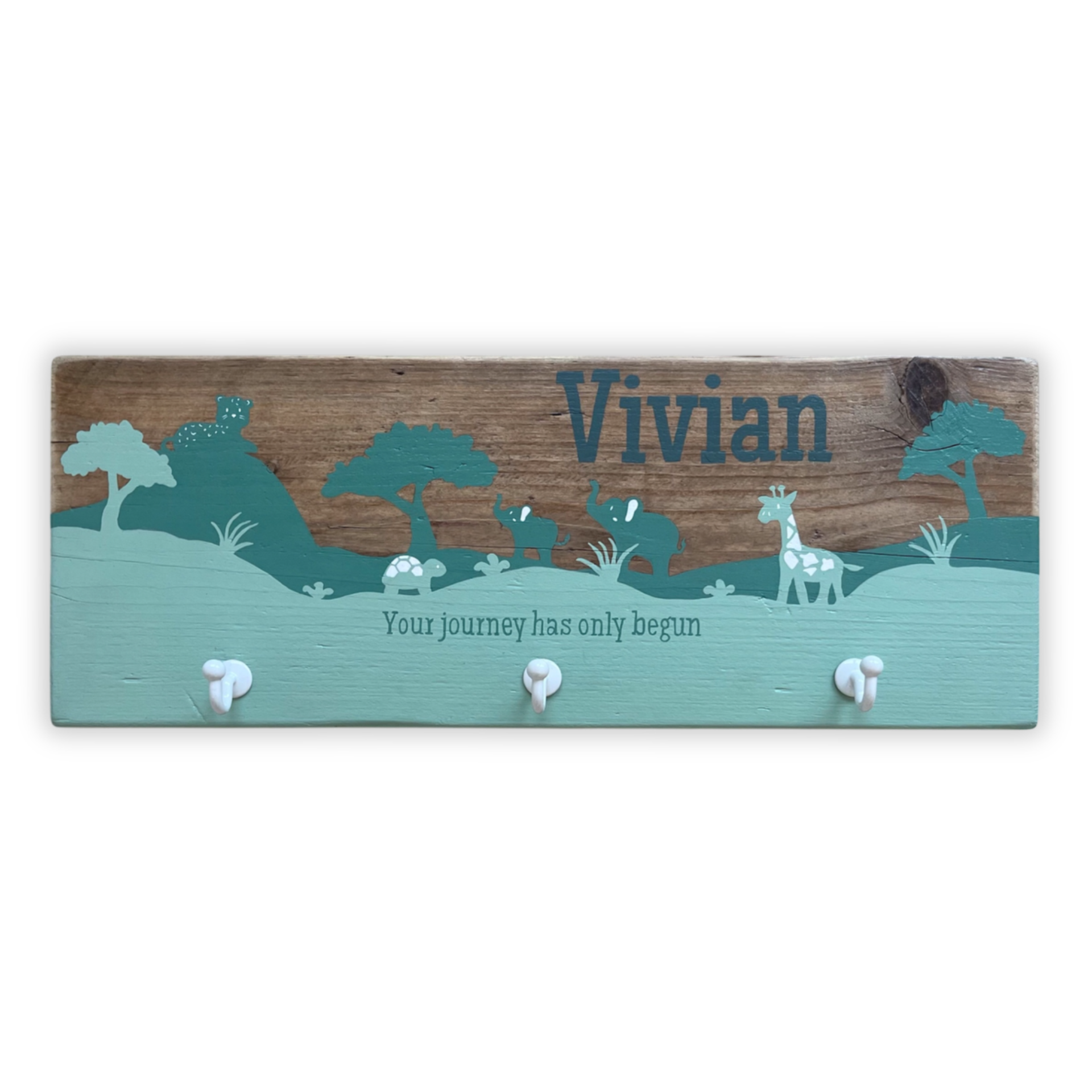 Handbeschilderde houten kapstok met turquoise landschapssilhouetten, naam Vivian en tekst Your journey has only begun.