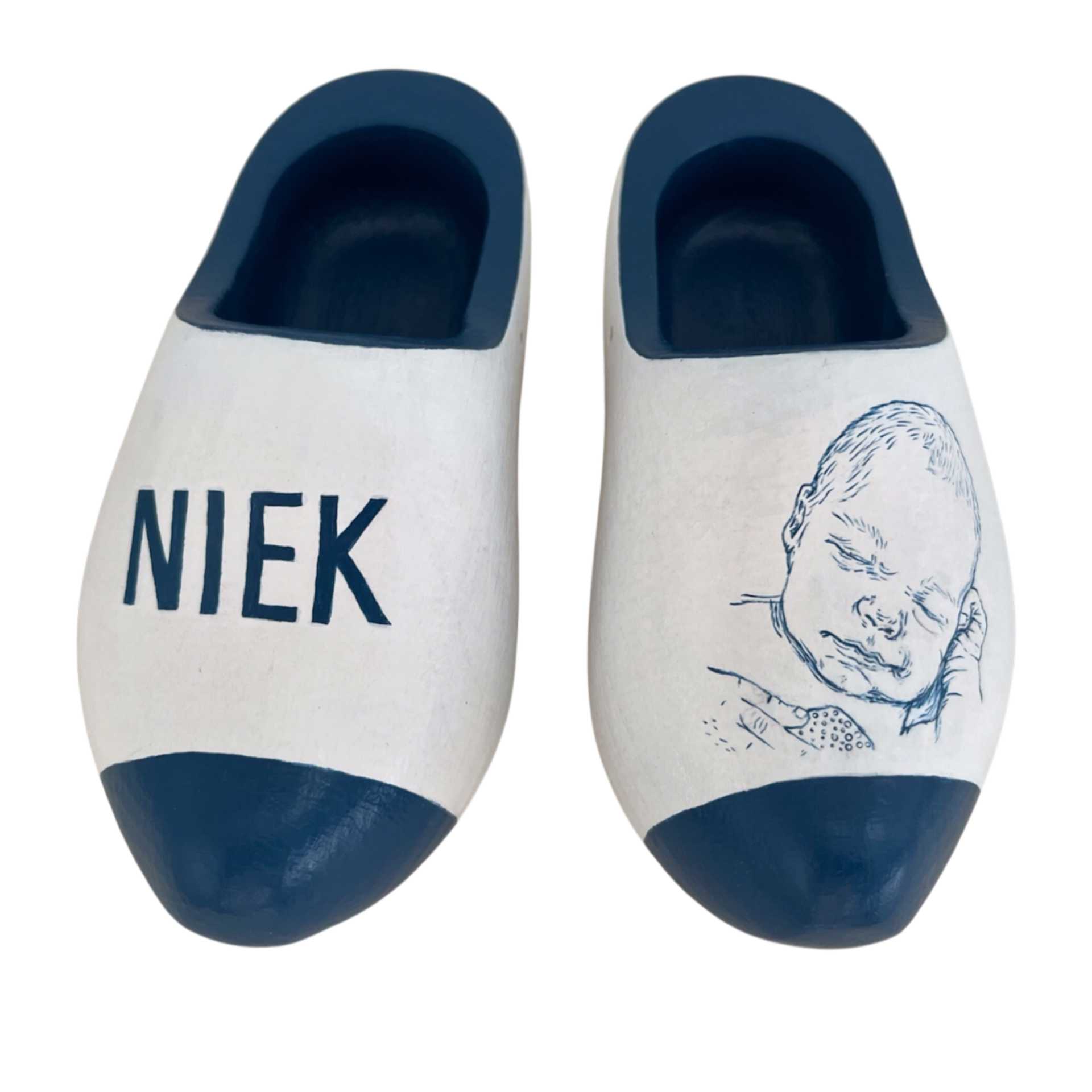 Decoratie klompjes in blauwtinten en naam en een lijntekening van Niek.