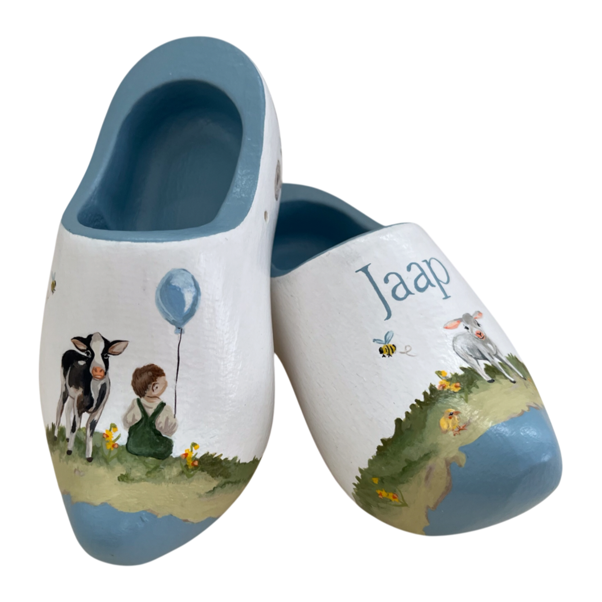 Handbeschilderde houten decoratie klompjes met illustratie van kind met boerderij dieren en naam Jaap.
