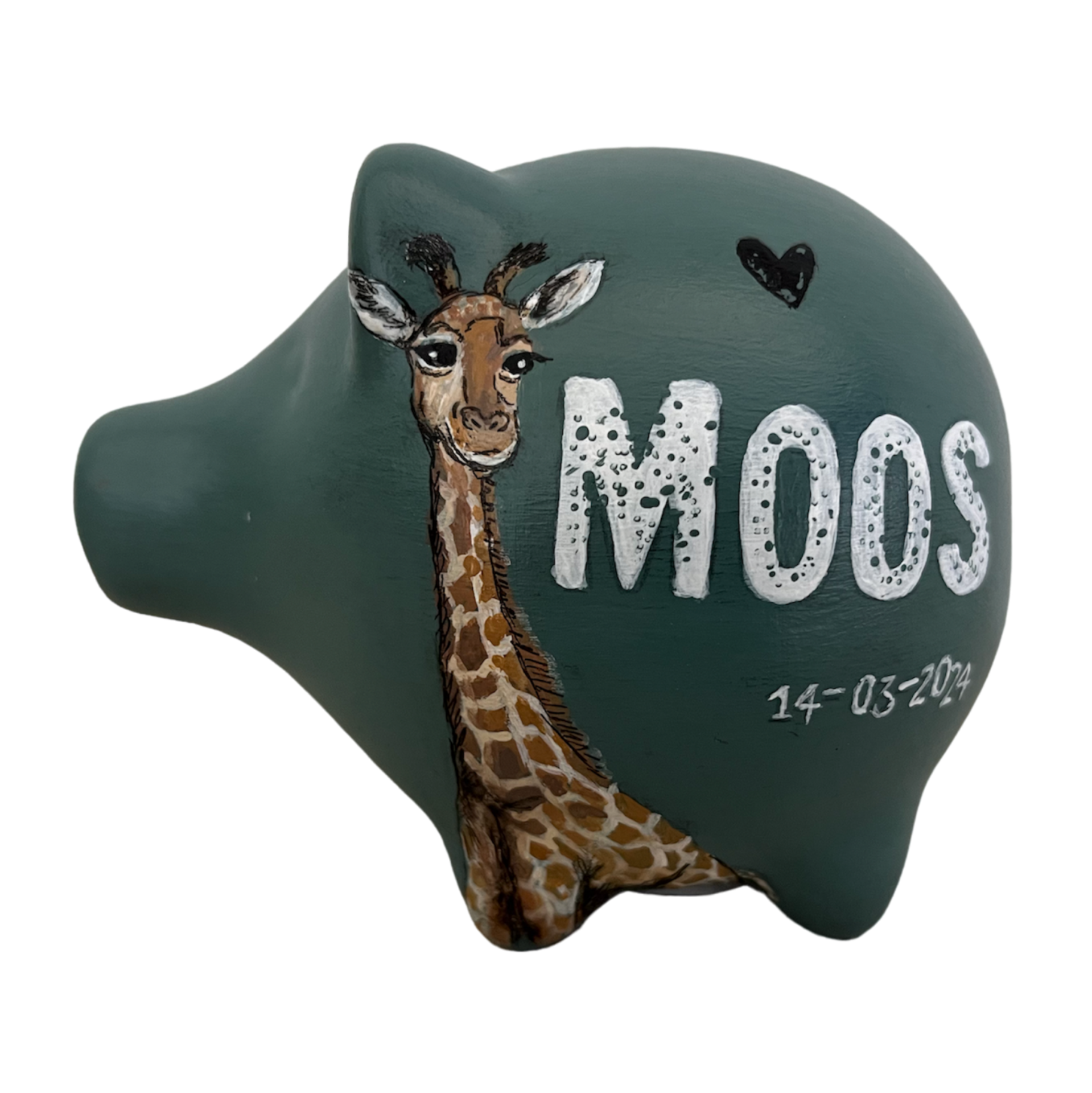 Donkergroen spaarvarken met giraffe en naam Moos 14‑03‑2024.
