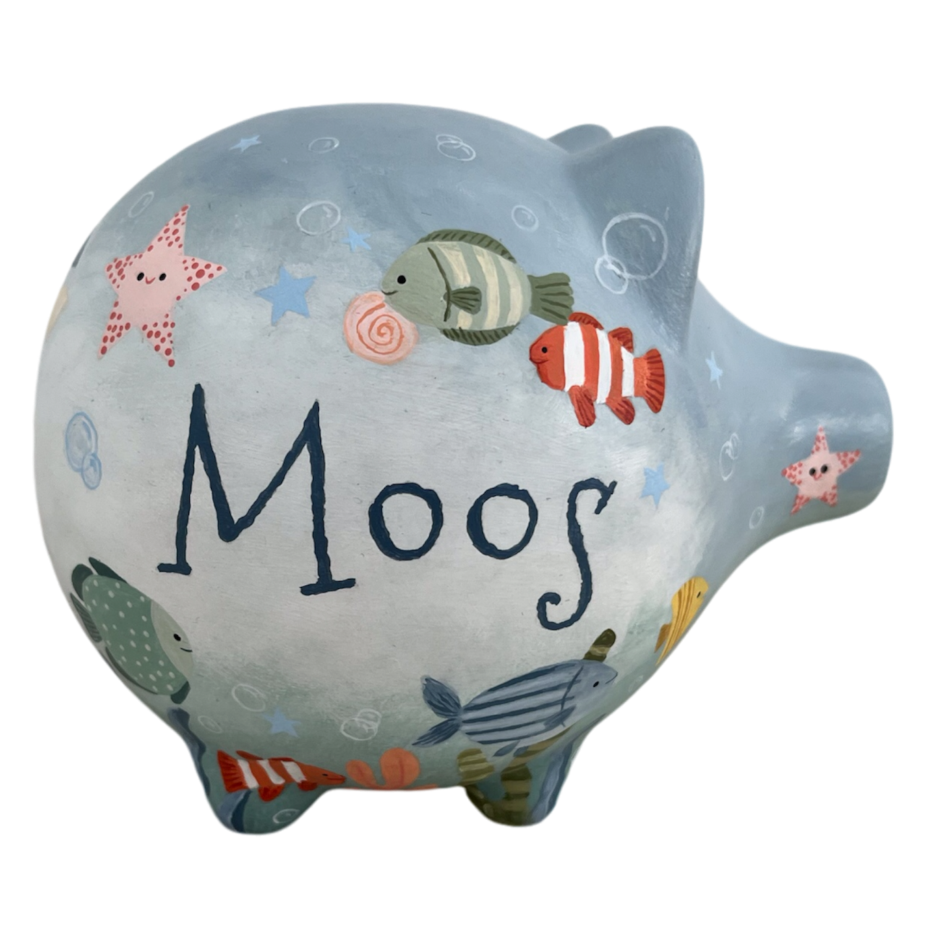 Lichtblauw spaarvarken met zee‑dieren zoals vissen en zeesteren, naam Moos.